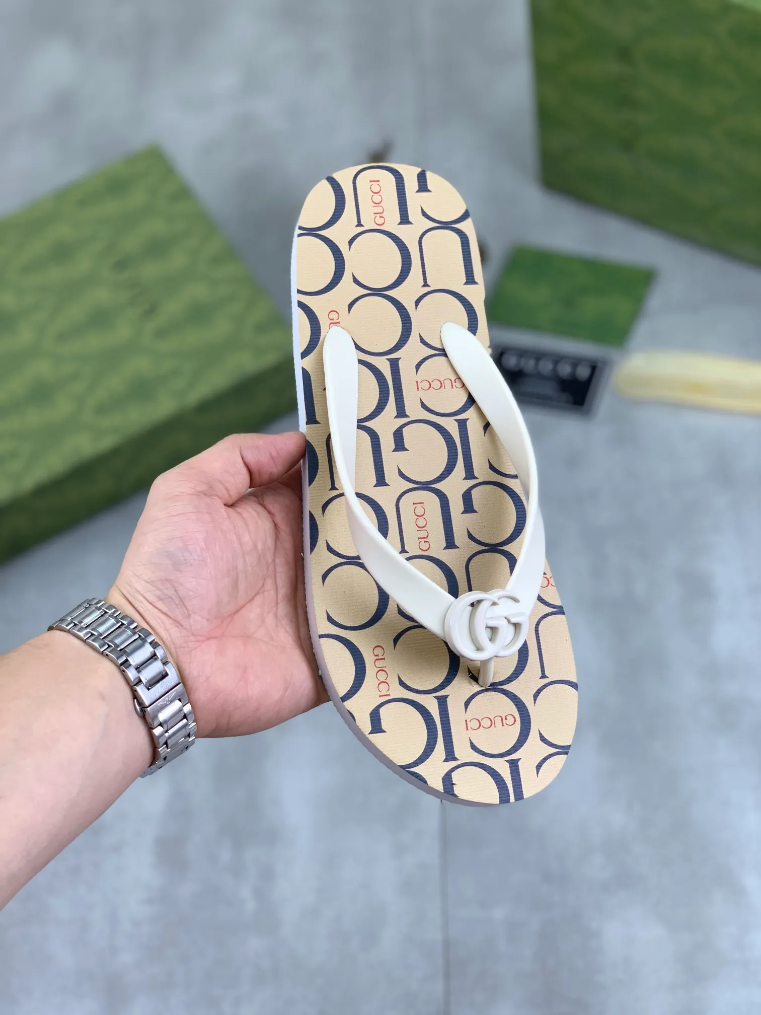 Men's men's shoes 💰P220💰【New style】🆘【GUCCI】Official website's popular Gucci adult couple 🧑‍🤝‍🧑 style, children's flip-flops are on sale at the counter simultaneously! Original fabric imported from Italy. Original bottom provided by the original factory. Size: Adult 36-45. Children’s size: 30-37. Multiple colors available.